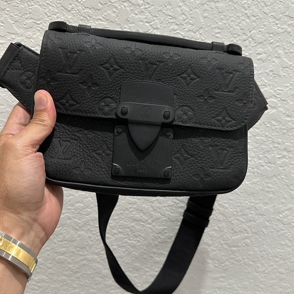 LV MENS SADDLE BAG USED ONE TIME ONLY PURCHASED NEW FROM LV STORE CORAL GABLES - Picture 3 of 5